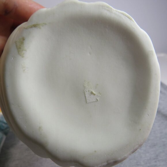 Ceramic Angel sitting on Sea Shell and metallic vase filler Lt. Blue 1lb 11oz - Picture 7 of 15